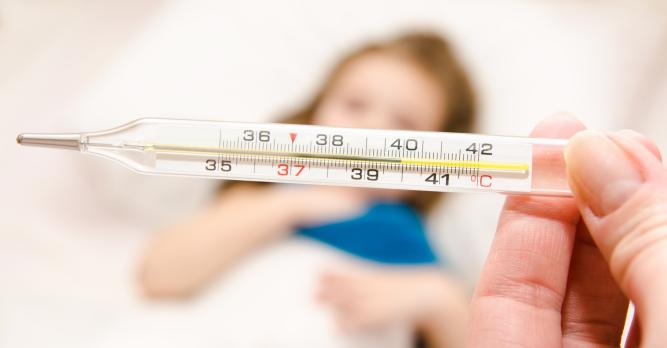 Is behandeling met clobazam tijdens koortsperioden effectief in het voorkomen van koortsconvulsies bij kinderen?
