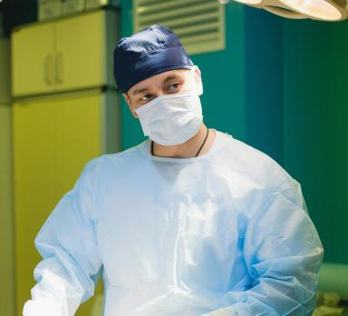 Steriele jas en mond-neusmasker: gewoonte of bewezen strategie?