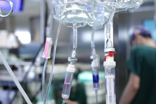 Het gevaar van hypotone infuusvloeistoffen bij zieke kinderen